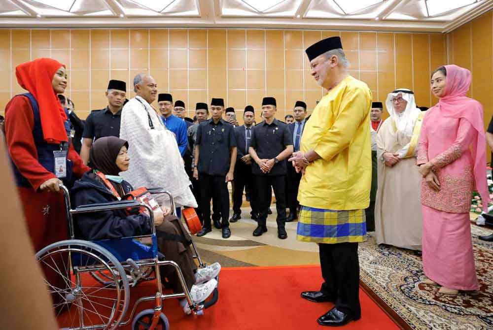 Sultan Ibrahim berkenan mengucapkan selamat jalan kepada bakal jemaah haji Malaysia, yang akan berlepas ke Tanah Suci bagi musim haji 1445H/2024. Turut berangkat mengiringi baginda ke majlis itu anakanda Tunku Tun Aminah Sultan Ibrahim. - Foto Bernama