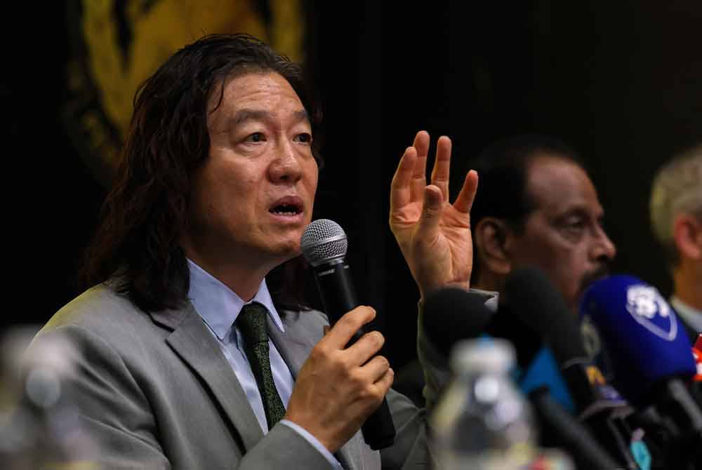 Pan-gon (kiri) ketika mengumumkan peletakan jawatan sebagai ketua jurulatih skuad negara pada sidang media khas di Wisma FAM pada Selasa. Foto Bernama