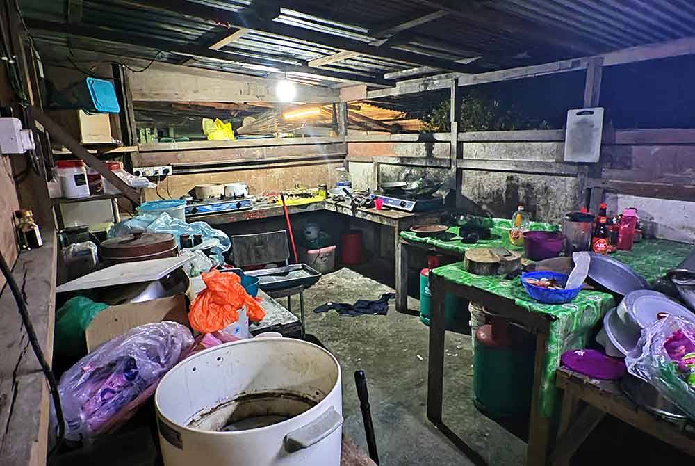 Keadaan dapur di lokasi penempatan haram warga asing di Taman Bandar Senawang