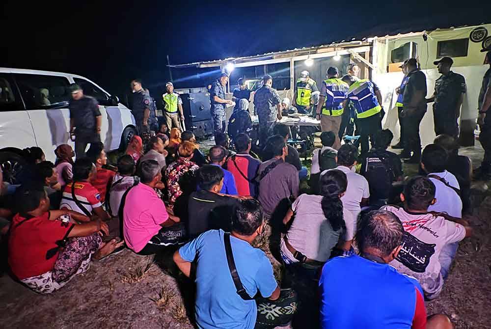 Pemeriksaan dokumen warga asing dilakukan.