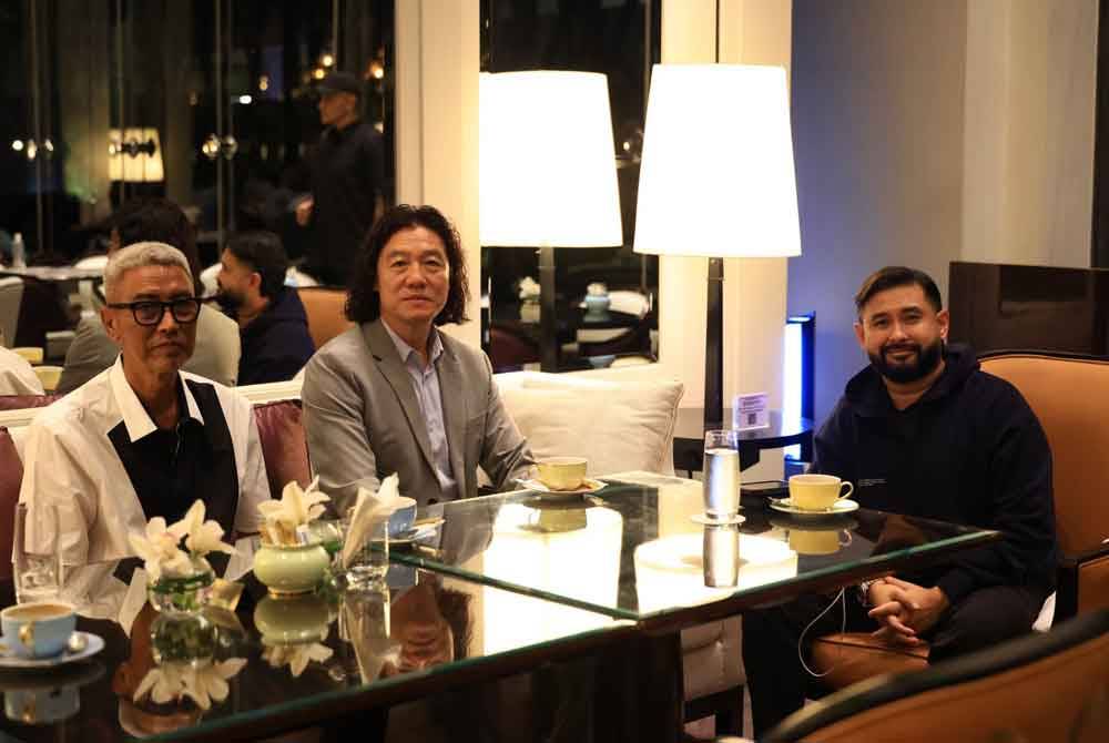 Pertemuan Pan-gon (dua,kiri) dan Tunku Ismail (kanan) pada Selasa. Foto X HRH CROWN PRINCE OF JOHOR