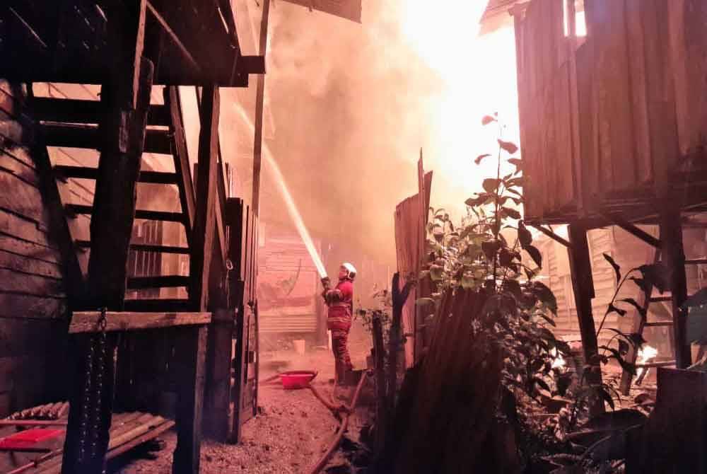 Kebakaran melibatkan lapan rumah di Kampung Hidayat, Batu 4, Jalan Apas, Tawau awal pagi Rabu.