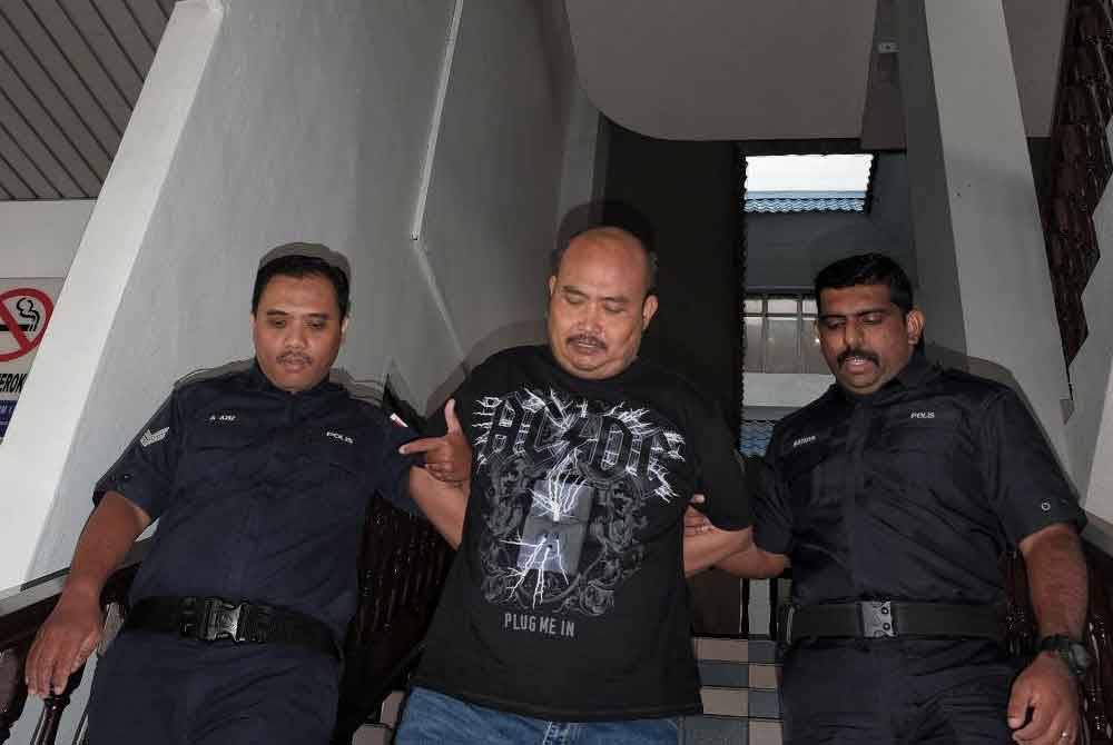 Mohd Haniff (tengah) ketika dibawa keluar dari Mahkamah Majistret di sini, pada Rabu.