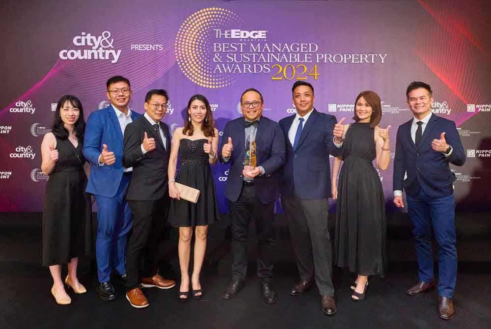 Chee Seng (lima dari kiri) bersama kakitangan Skyworld di Majlis Penyampaian Anugerah The Edge 2024.