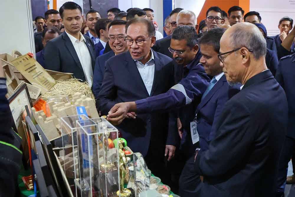 Anwar (tiga dari kiri) ketika menghadiri Pameran dan Persidangan Bioekonomi Kebangsaan 2024 (NBiOSHOWCASE 2024) di Pusat Dagangan Dunia Kuala Lumpur pada Rabu. Foto Bernama