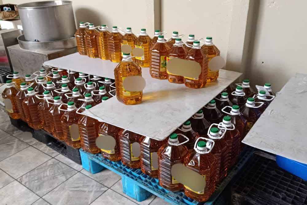 Anggota penguat kuasa KPDN Perak turut menemui 102 botol minyak masak di dalam sebuah kilang ketika Ops Tiris 3.0 yang dijalankan di Kawasan Perindustrian Menglembu di sini pada Selasa.