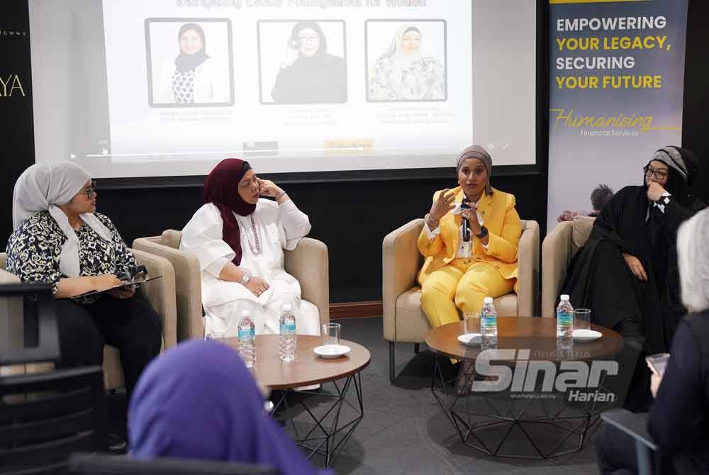 Nor Fazlina (dua dari kanan) dan Erma Fatima (kanan) ketika sesi perkongsian. Foto Sinar Harian-ROSLI TALIB