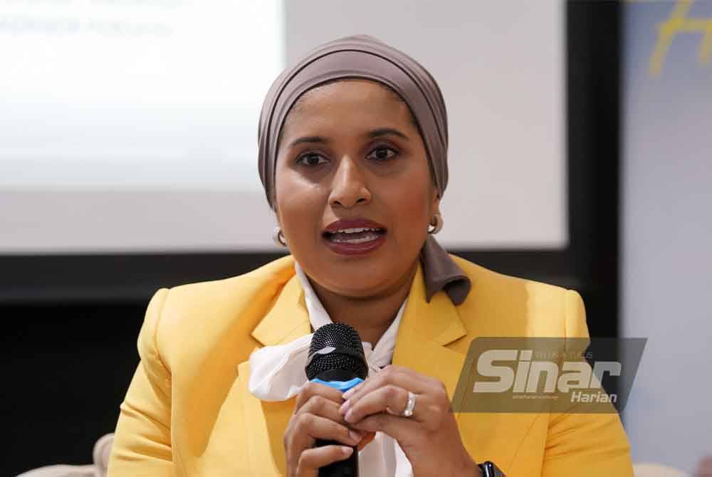 Ketua Pegawai Eksekutif, Maybank Trustees Berhad, Nor Fazlina Mohd Ghouse ketika program bual bicara 'Sis dan Ringgit' yang diadakan di Bangunan Darul Ehsan, di sini pada Rabu. Foto Sinar Harian-ROSLI TALIB