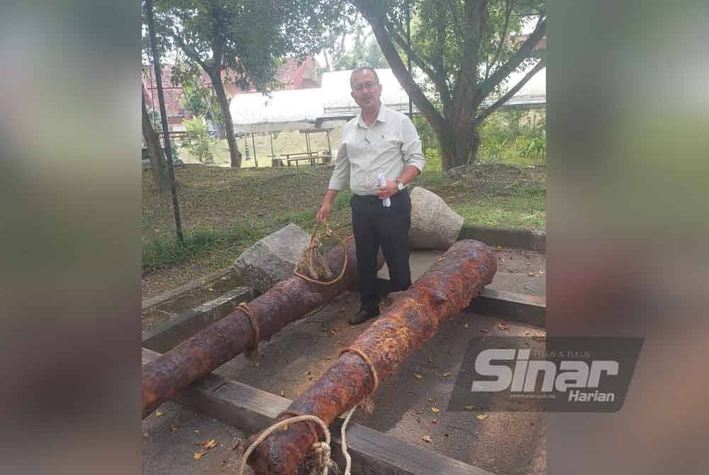 Che Muhamad Azmi menunjukkan meriam yang dijumpai di Kuala Setiu dan Dungun.