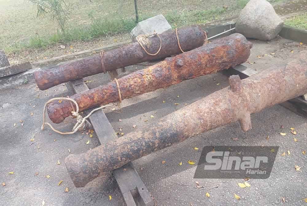 Dua laras meriam dijumpai di Kuala Setiu manakala satu laras meriam (kanan) dijumpai di Dungun.