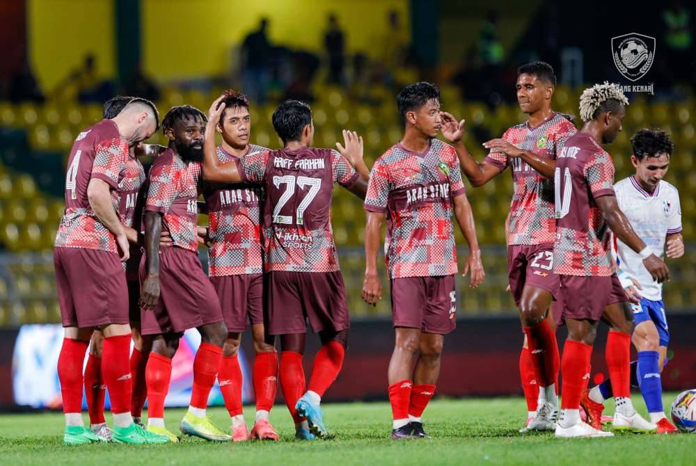 Syafiq (tiga dari kiri) tidak dapat diturunkan KDA FC pada aksi separuh akhir Piala FA Jumaat ini disebabkan status pemain JDT pada musim ini. Foto KDA FC