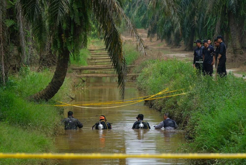 Unit forensik sub akuatik melakukan operasi pencarian bahan bukti.