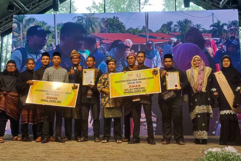 Jamil Khir (tengah) bergambar dengan penduduk Desa KEDA Nagalilit pada Majlis Penyampaian ADKM 2024 di sebuah dewan, Titi Gajah, di sini, pada Rabu.