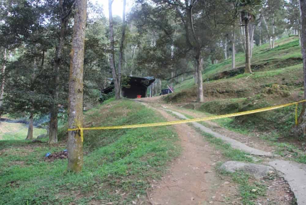 Seorang pekerja kebun durian ditemukan mati dengan tiga kesan tikaman. Foto PDRM