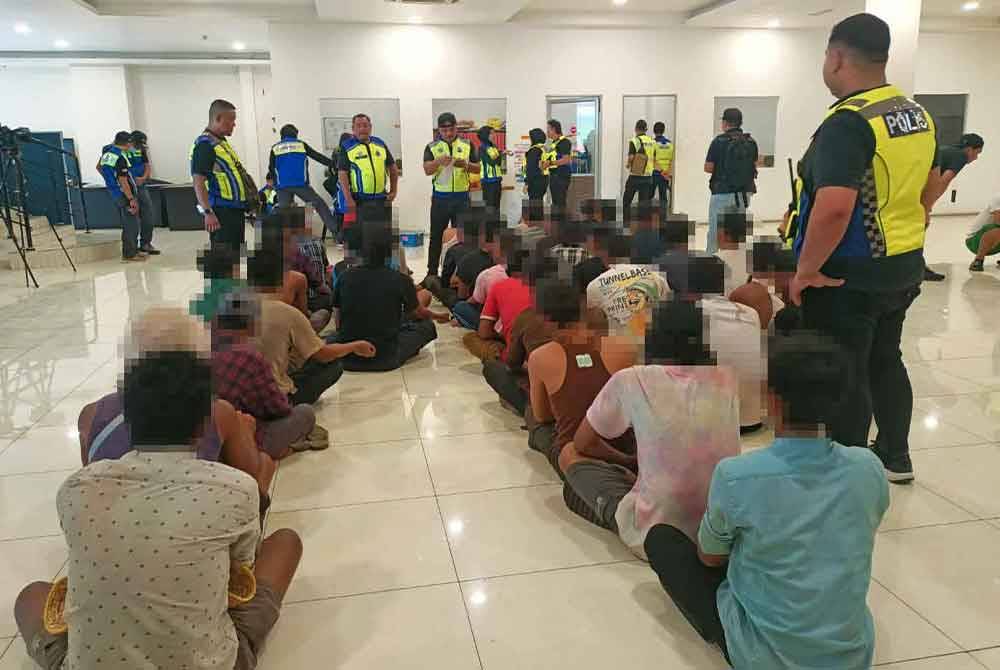 Serbuan Op Pintas Mega dilakukan di sebuah kilang di Simpang Lima, Parit Buntar pada Rabu berjaya menahan 47 warga asing serta seorang remaja berusia 16 tahun.