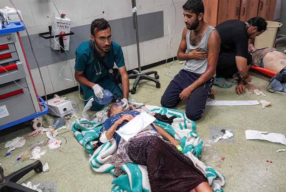 Mangsa cedera terpaksa dirawat di atas lantai Kompleks Perubatan Nasser di Khan Yunis, selatan Gaza.