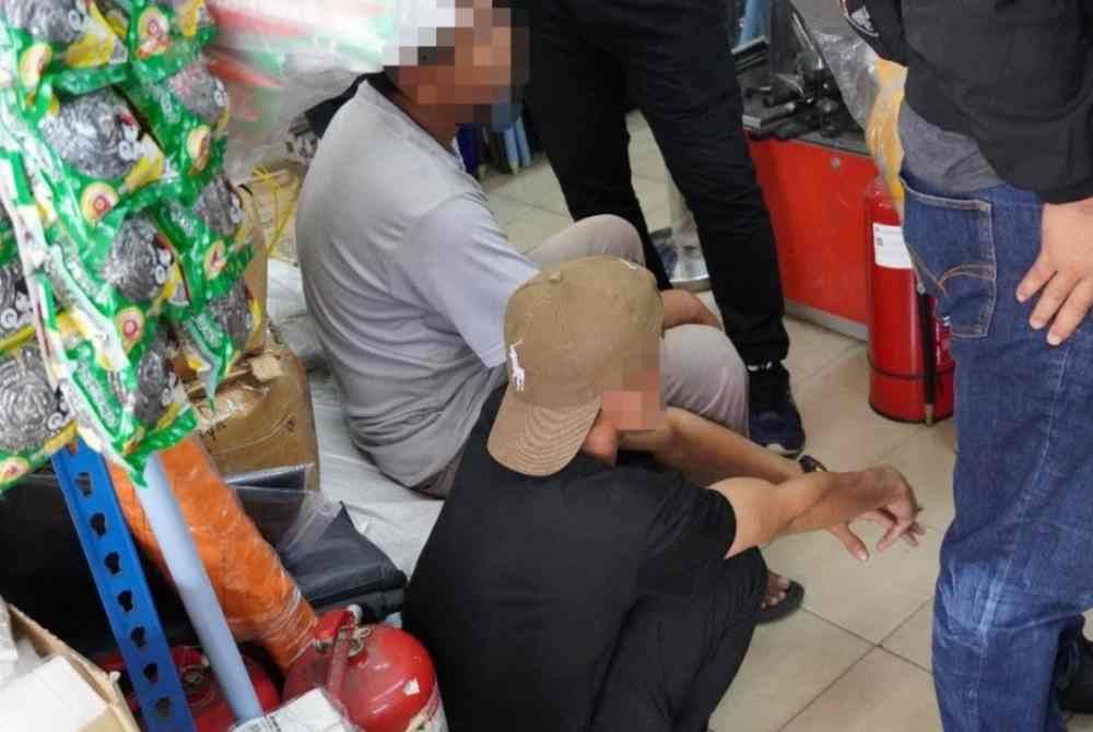 Antara warga asing yang diperiksa semasa operasi di premis peralatan perkakasan di sekitar Shah Alam, pada Rabu.