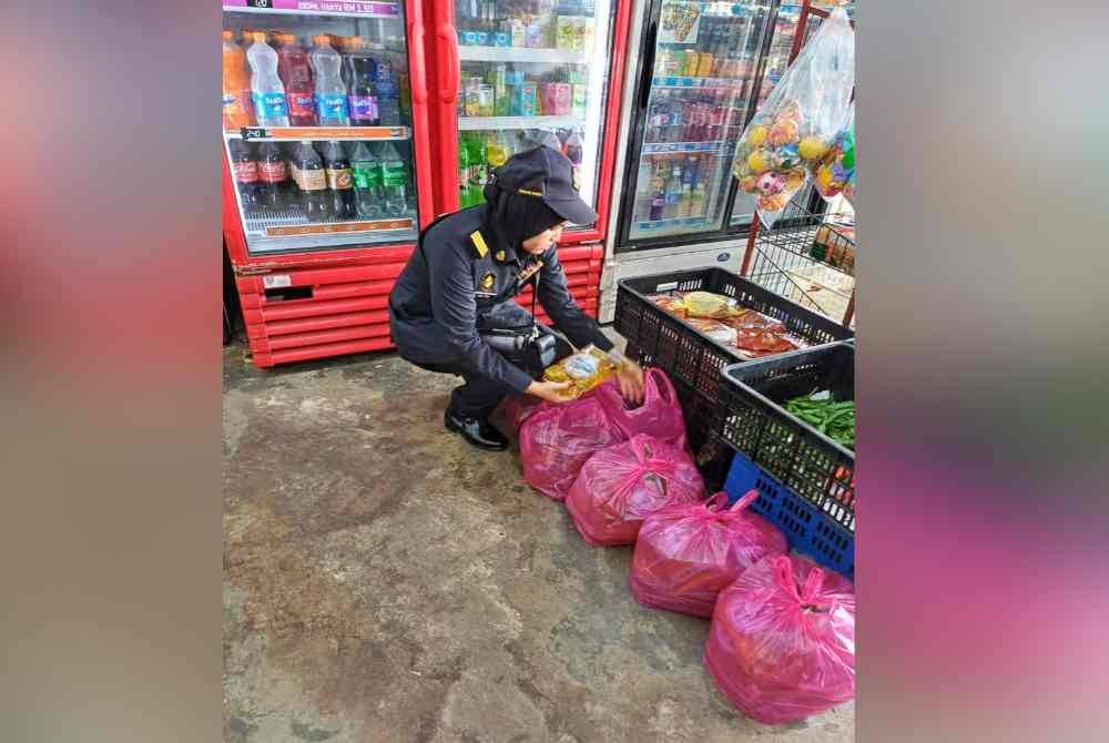 KPDN turut mengenakan tindakan sita ke atas 55 kilogram minyak masak peket dianggarkan RM165 yang ditemui di premis itu.