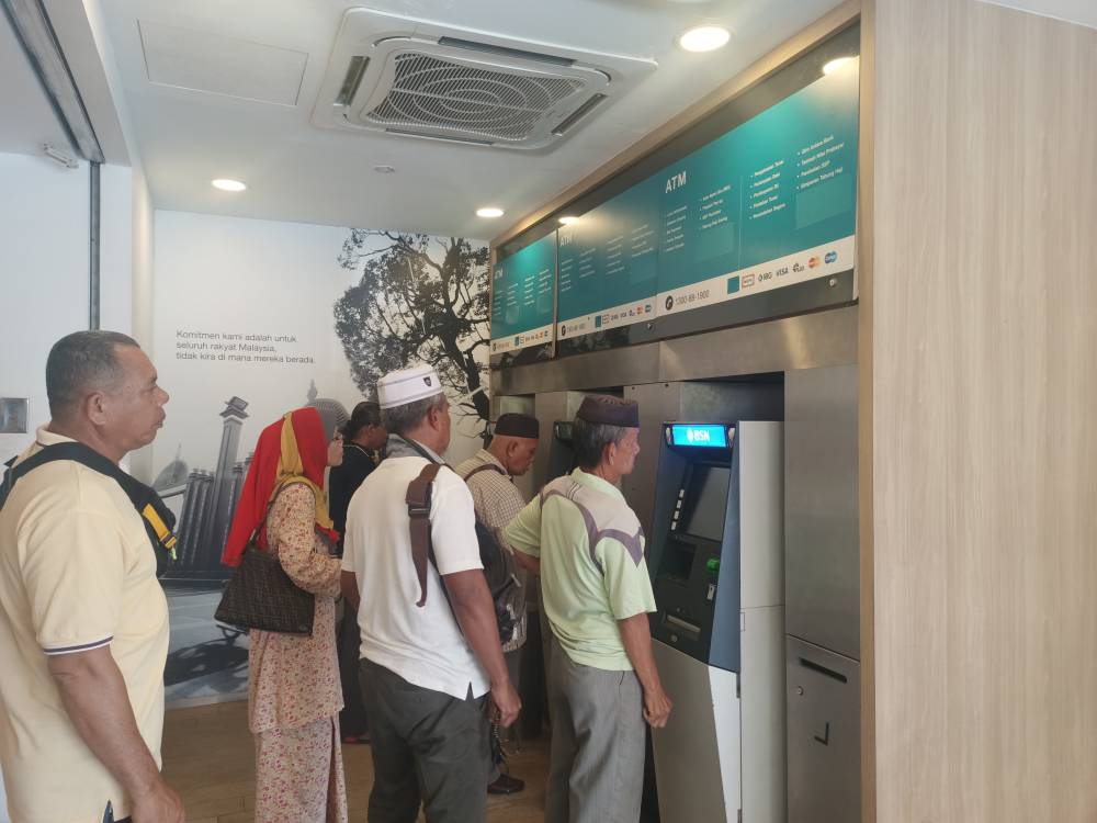 Penerima tanpa akaun bank boleh menuntut BUDI MADANI secara tunai dengan membawa MyKad di mana-mana cawangan BSN seluruh Semenanjung Malaysia.