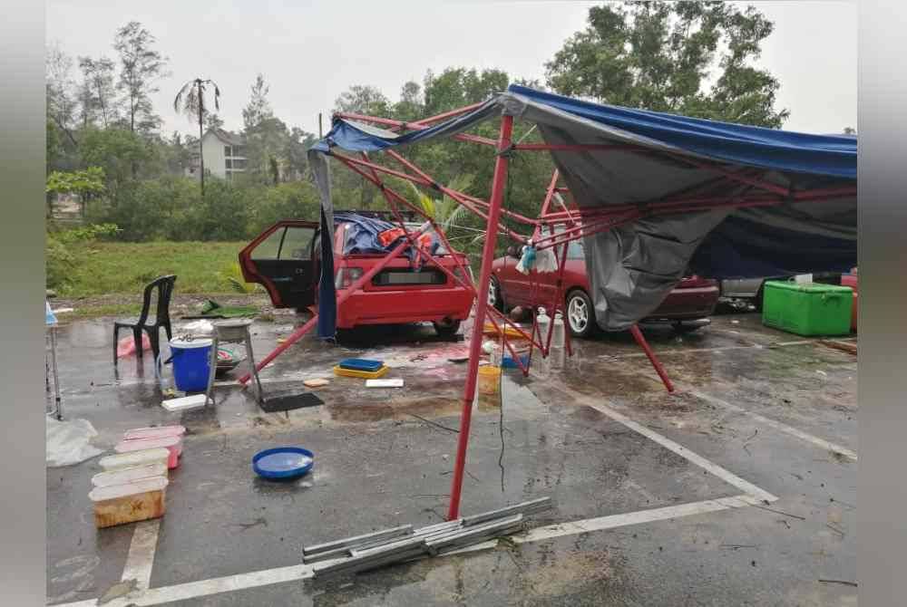
Keadaan di lokasi perniagaan sebaik dilanda ribut pada ortang Rabu.