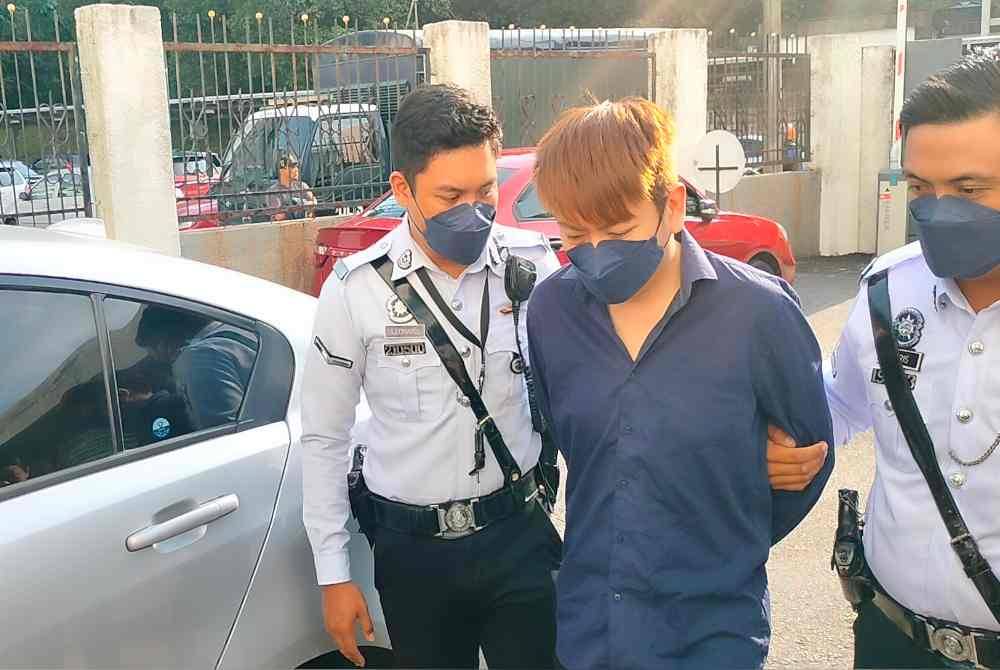 Wee Long (tengah) dihadapkan me Mahkamah Majistret Johor Bahru pada Khamis.