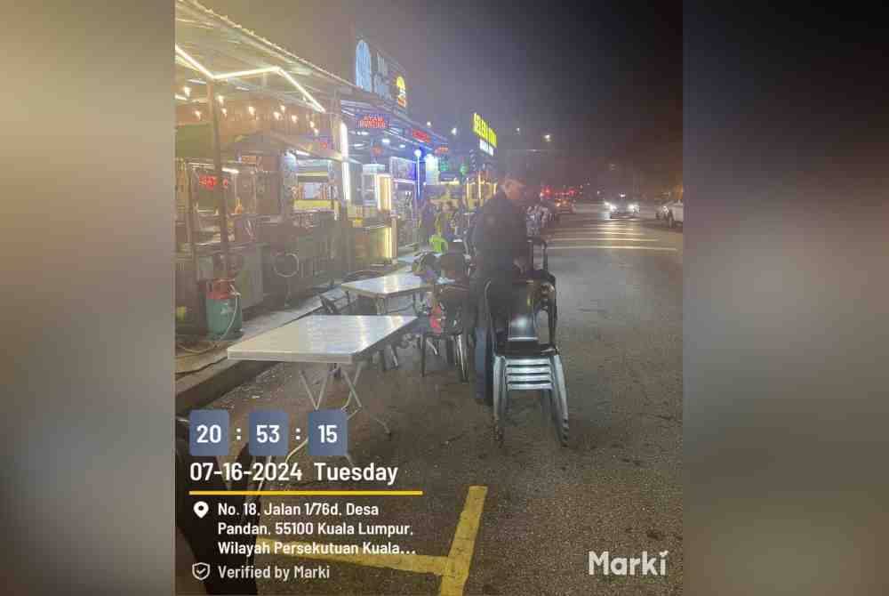 DBKL angkut kerusi meja yang diletakkan dalam kawasan petak parkir.