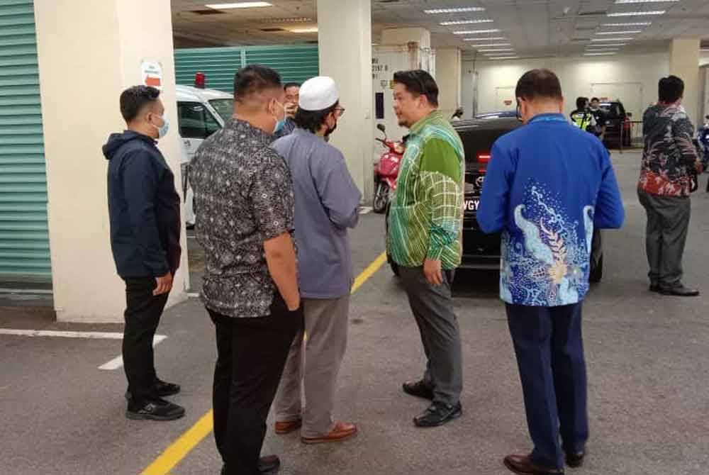 Lukanisman (dua dari kanan) ketika hadir di Unit Forensik Hospital Sungai Buloh pada Khamis.