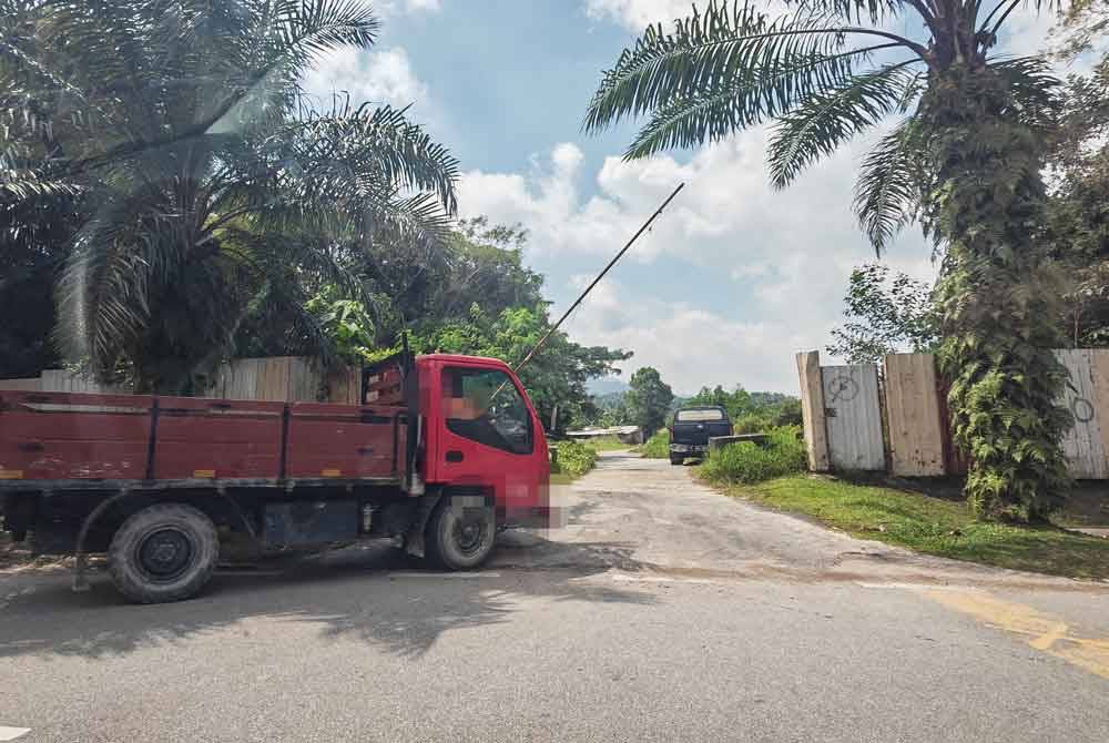 Kelihatan sebuah lori masuk ke kawasan penempatan warga asing yang diserbu Jabatan Imigresen di Taman Bandar Senawang Rabu lalu