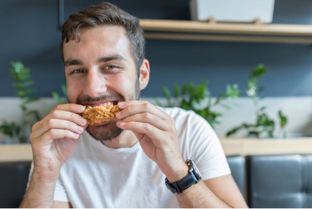 PARA ulama secara umumnya berbeza pandangan mengenai hukum memakan daging yang sudah busuk. -Gambar hiasan/ Foto: Canva