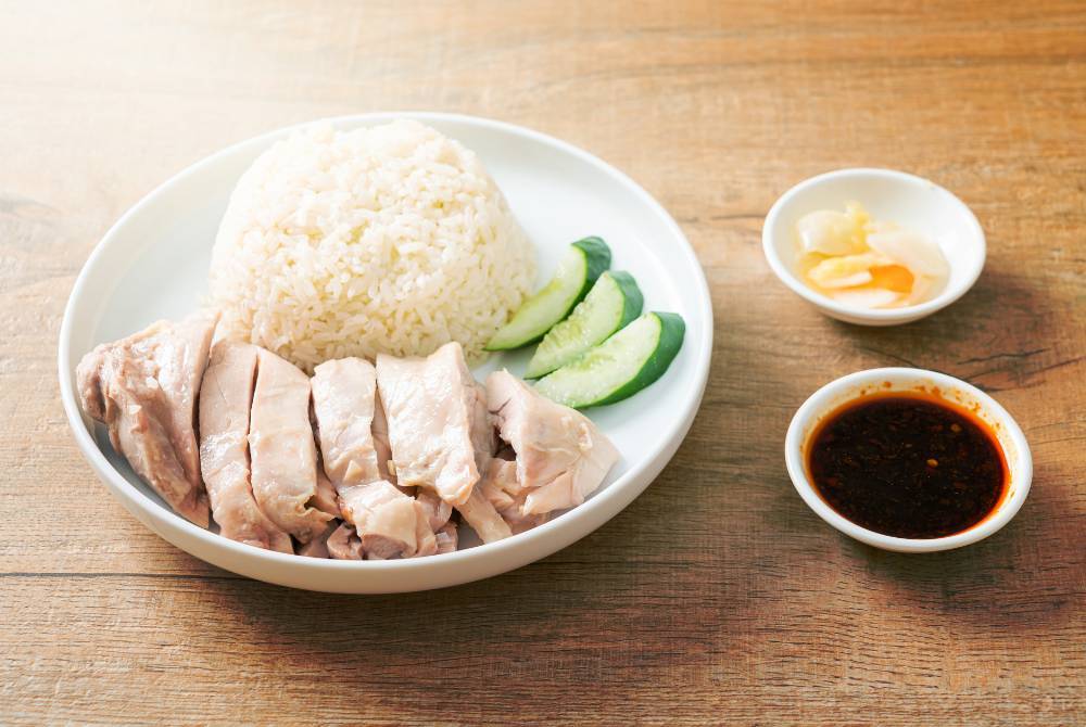 TIDAK mengapa kita memakan ayam atau daging-daging halal lain yang sudah busuk dengan syarat ia tidak membahayakan atau memudaratkan pemakannya, tetapi hukumnya adalah makruh. -Gambar hiasan/ Foto: Canva