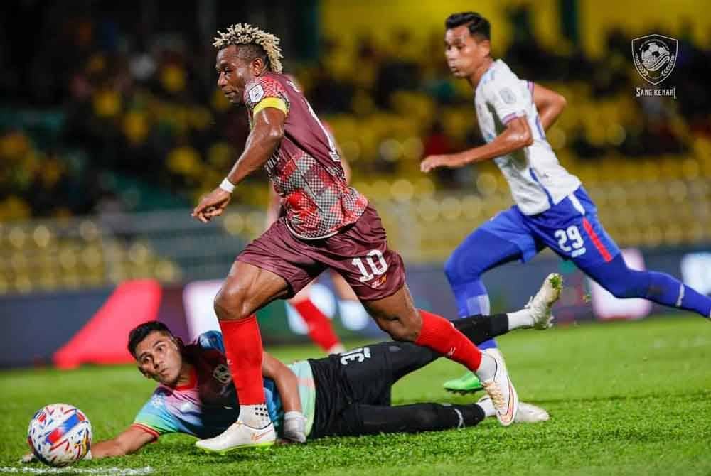 Sony (dua dari kanan) mahu puluhan ribu penyokong KDA FC penuhkan Stadium Darul Aman bertemu JDT pada malam Jumaat. Foto KDA FC
