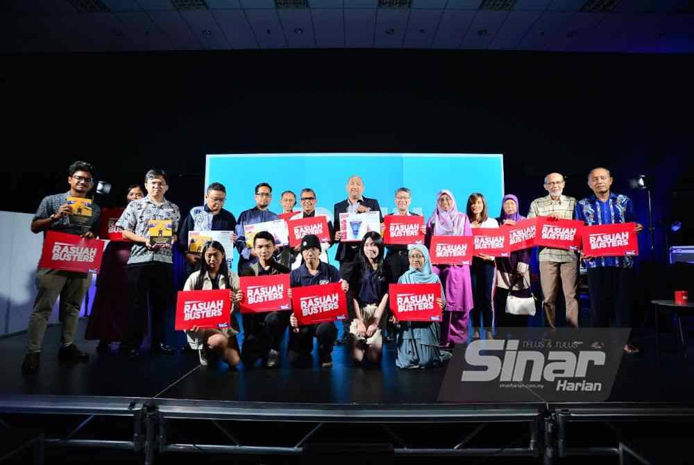 Sesi bergambar selepas pembentangan Laporan Kajian Reformasi SPRM oleh Bersih dan Forum Khas bertajuk 'Reformasi SPRM: Apa Yang Perlu' yang diadakan di Kompleks Kumpulan Karangkraf di sini, pada Khamis. FOTO SINAR HARIAN/ASRIL ASWANDI SHUKOR.