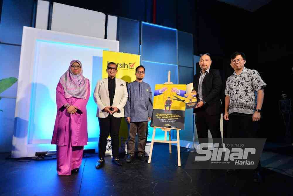 Dari kiri: Norhayati, Armand, Muhammad Faisal dan Pushpan Murugiah bergambar selepas pembentangan Laporan Kajian Reformasi Suruhanjaya Pencegahan Rasuah Malaysia (SPRM) pada Khamis. FOTO SINAR HARIAN/ASRIL ASWANDI SHUKOR.