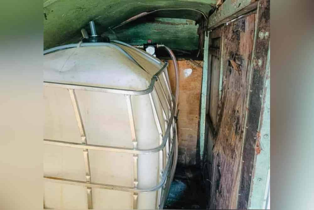 Tangki jenis IBC digunakan bagi mengisi diesel bersubsidi yang dipercayai diseleweng oleh pihak tidak bertanggungjawab. Foto JPJ.