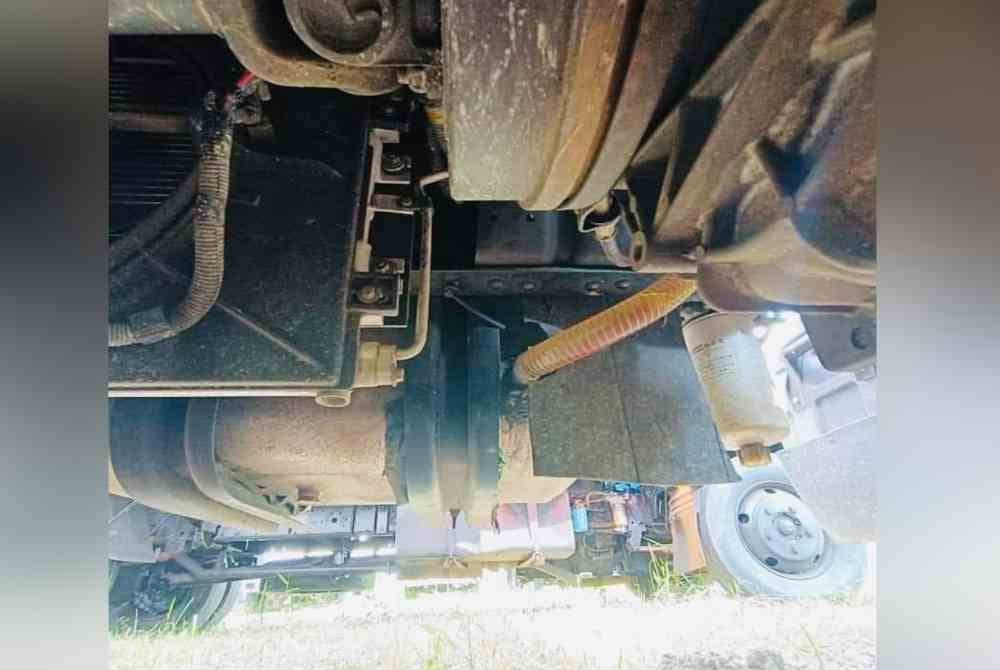 Proses pengubahsuaian dilakukan ke atas sebuah lori yang dipercayai digunakan untuk tujuan mencuri diesel bersubsidi. Foto JPJ.