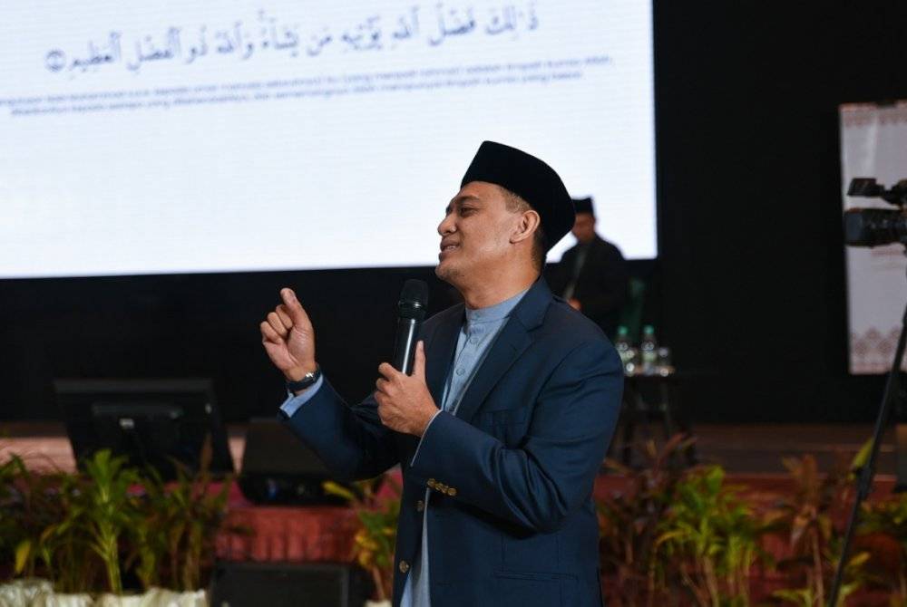 USTAZ TARMIZI ketika menyampaikan pembentangan mengenai surah al-Jumu'ah dalam program Terengganu Bertadabbur Siri II pada Isnin.