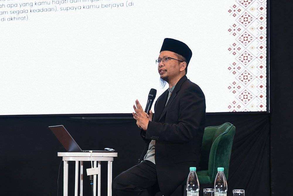 USTAZ FAZRUL FAHMEE ketika menyampaikan pembentangan mengenai surah al-Jumu'ah dalam program Terengganu Bertadabbur Siri II pada Isnin.
