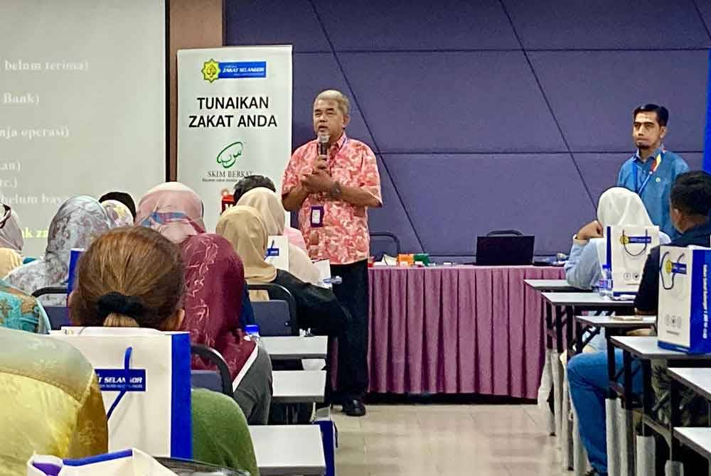 Hashim sedang menyampaikan ucapan penghargaan kepada peserta Bengkel Khas Majikan:Peranan Majikan Berkaitan Zakat dan Cukai anjuran Lembaga Zakat Selangor (LZS) di Kumpulan Media Karangkraf pada Khamis.