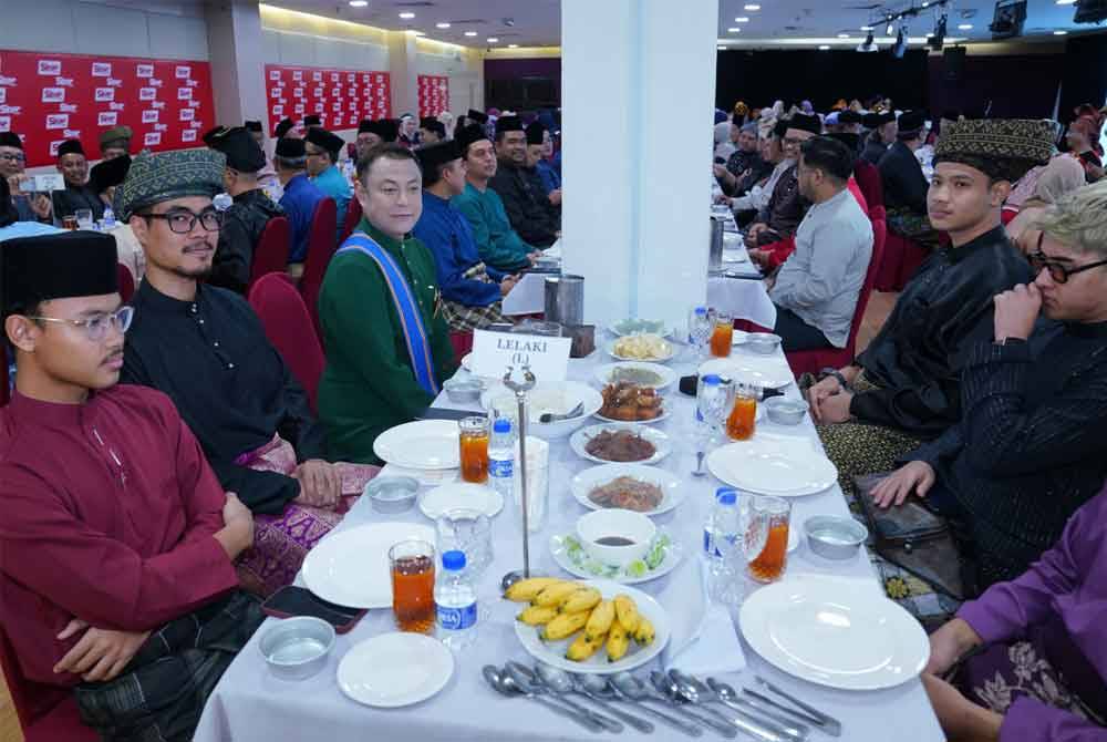 Mereka yang hadir pada majlis Makan Barapak Dunsanak Kesultanan Pagaruyung di Kumpulan Karangkraf pada Rabu.