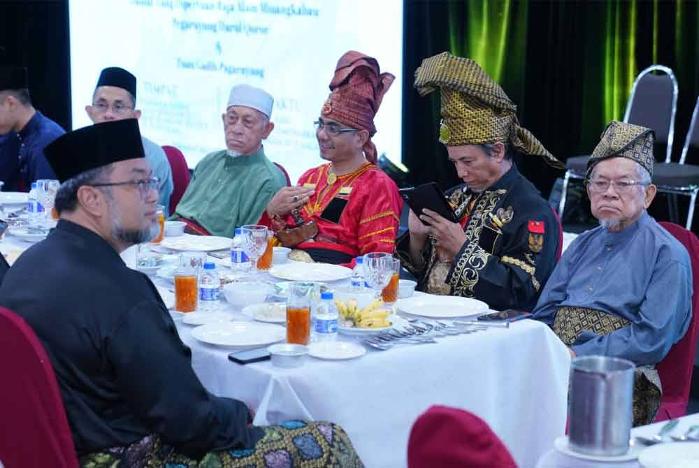 Tetamu yang hadir pada majlis Makan Barapak Dunsanak Kesultanan Pagaruyung di Kumpulan Karangkraf pada Rabu.