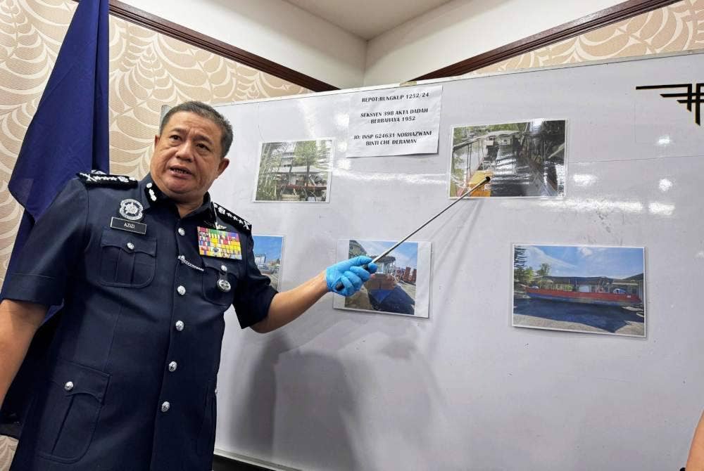 Azizi menunjukkan bot yang digunakan suspek semasa serbuan polis di kawasan jeti nelayan Sungai Tiang, Rungkup dekat Bagan Datuk pada Isnin lalu.