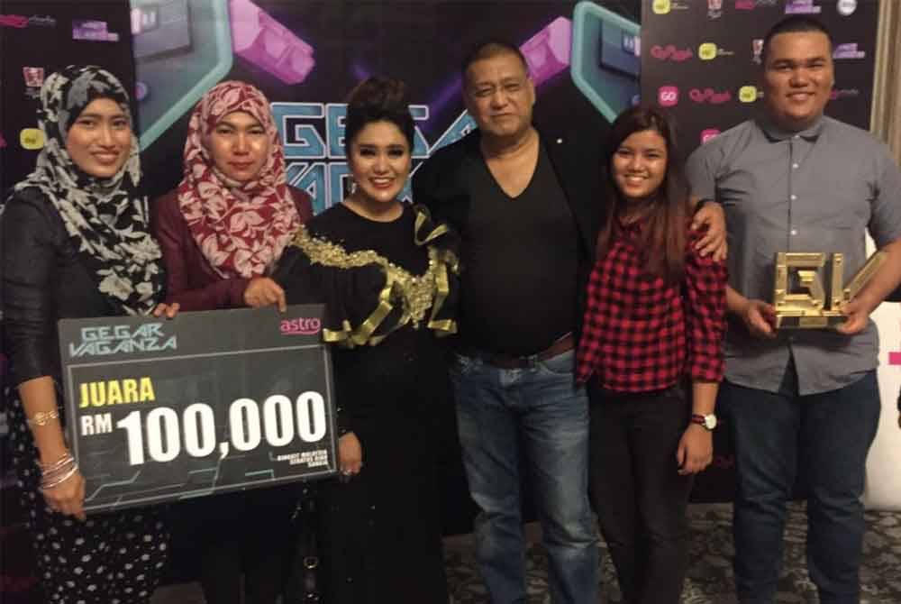 Gambar kenangan Nina bersama arwah bapa ketika menjuarai Gegar Vaganza.