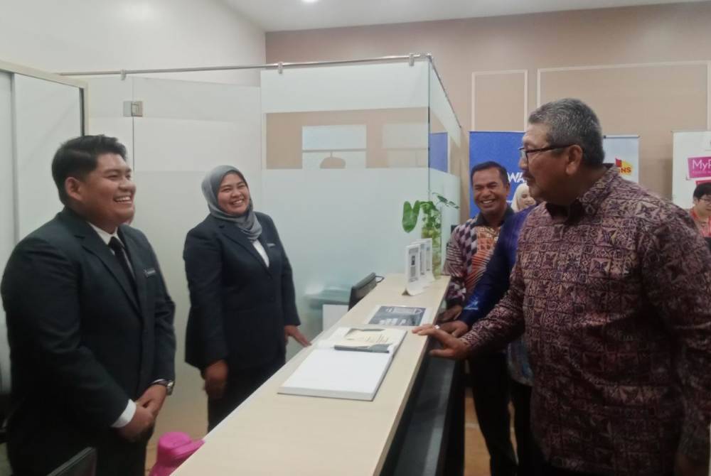 Ahmad Dahlan (kanan) ketika mengadakan lawatan sehari di Negeri Sembilan.