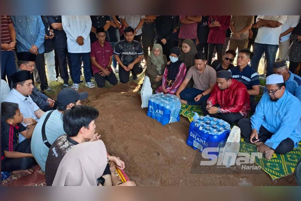 Talkin dibaca selepas upacara pengebumian jasad Nor Farah Kartini selesai di Tanah Perkuburan Islam Kampung Nyiur Manis, di sini pada Khamis.Foto Sinar Harian-NORAWAZNI YUSOF