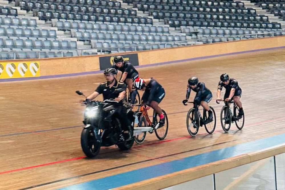 Pelumba negara menguji jentera masing-masing.