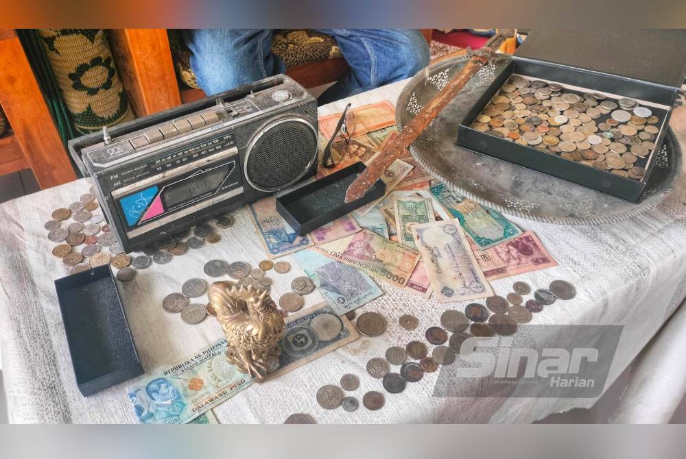 Antara sebahagian koleksi barangan antik milik Abdul Rashid.