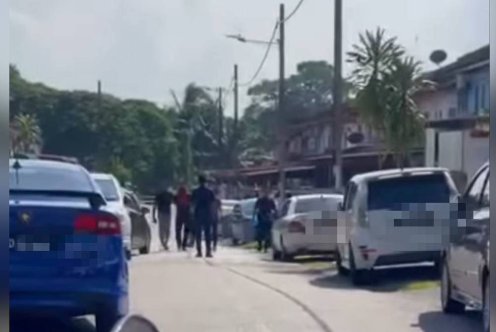 Tiga suspek ditahan kerana melanggar kenderaan polis sehingga tembakan terpaksa dilepaskan polis dalam kejadian di Jalan 17, Taman Kota Masai Pasir Gudang, pada tengahari Khamis. Foto tular