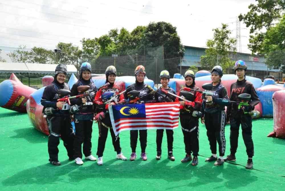 Nurul Salwa (kiri) dan sebahagian pemain pasukan Thunderstorm yang akan membawa cabaran negara pada Piala Dunia Paintball di Perancis hujung bulan depan.