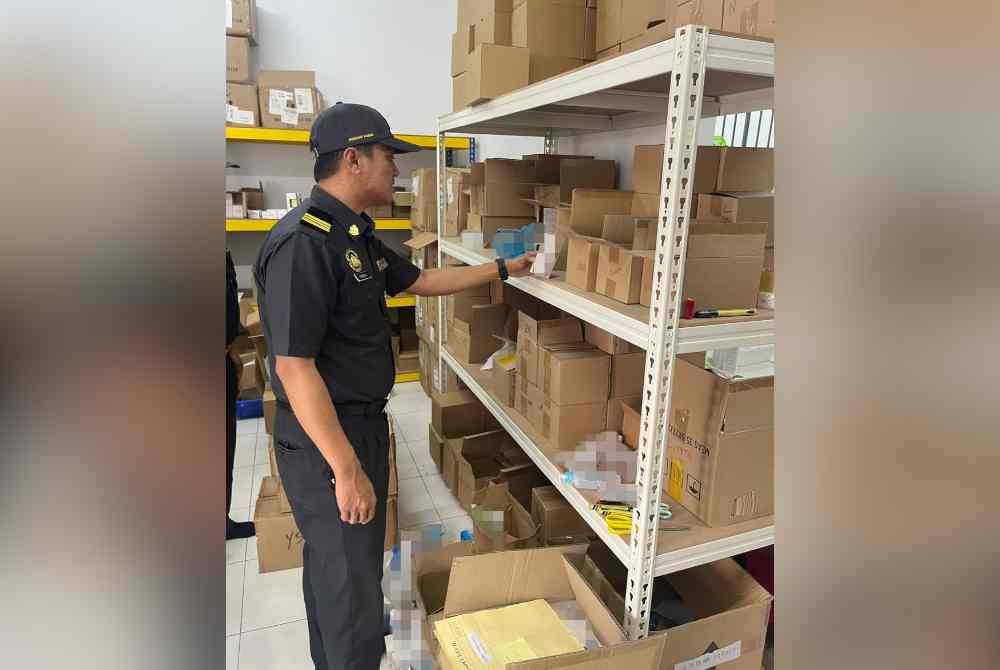 KPDN rampas barang kosmetik bernilai RM25,946 disyaki tiruan hasil serbuan sebuah gudang dan rumah di Rawang.
