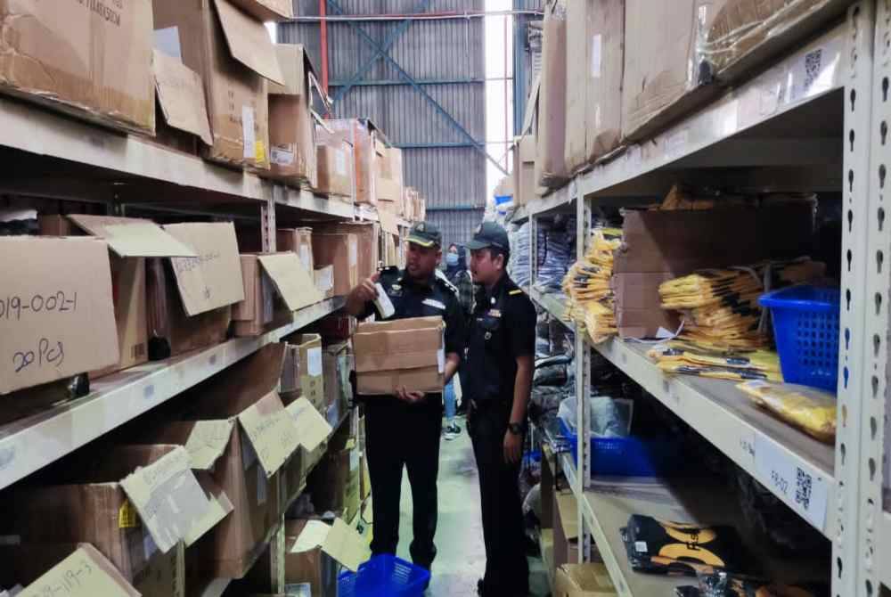 KPDN serbu sebuah rumah di Rawang dan merampas barang kosmetik disyaki tiruan, 4 Julai lalu.